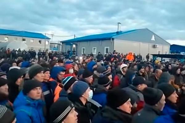 Взбунтовавшиеся рабочие на базе «Газпрома» разблокировали дороги