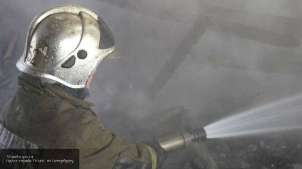 Житель Петербурга мог погибнуть в сгоревшей квартире на Школьной улице