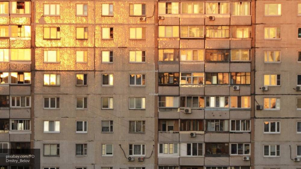 Пожарные спасли четырехлетнюю девочку, которая чуть не выпала из окна в Курске