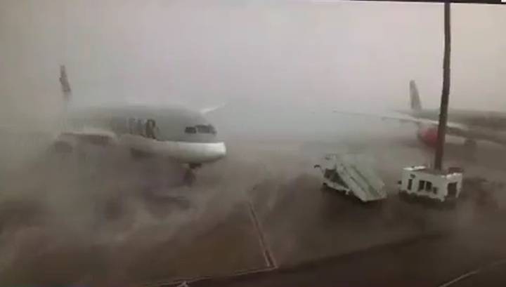Камера наблюдения запечатлела момент столкновения авиалайнеров Qatar Airways в Дохе