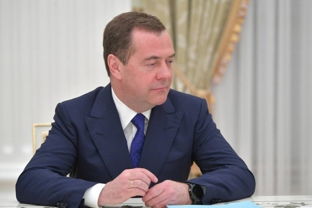 Медведев поздравил россиян с Первомаем