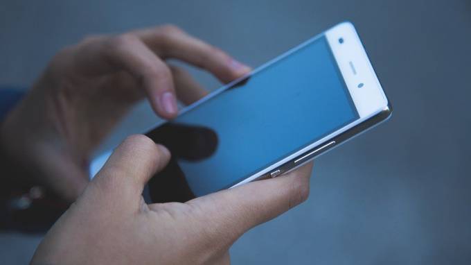 Мужчина украл два смартфона из салона связи на Дыбенко