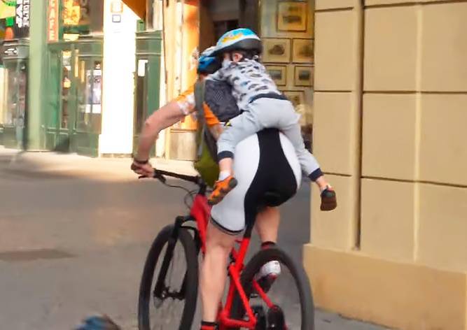 В Праге велосипедист вез 4-летнего сына на спине: видео