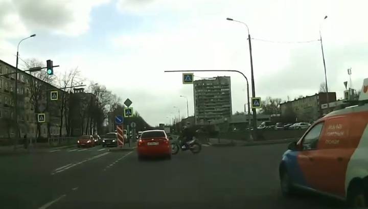 Мотоциклист проскочил на красный и перелетел через капот протараненной легковушки. Видео