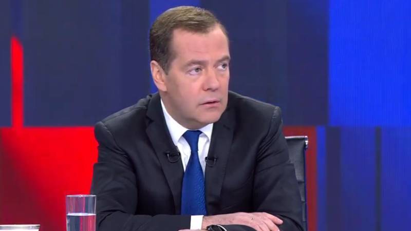 Медведев пожелал здоровья заразившемуся коронавирусом Мишустину