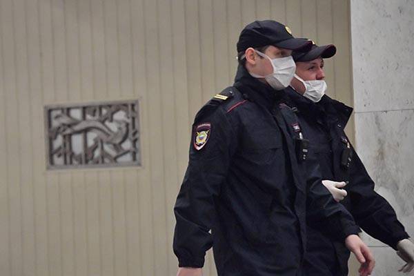 СМИ: московских полицейских будут штрафовать за работу без маски