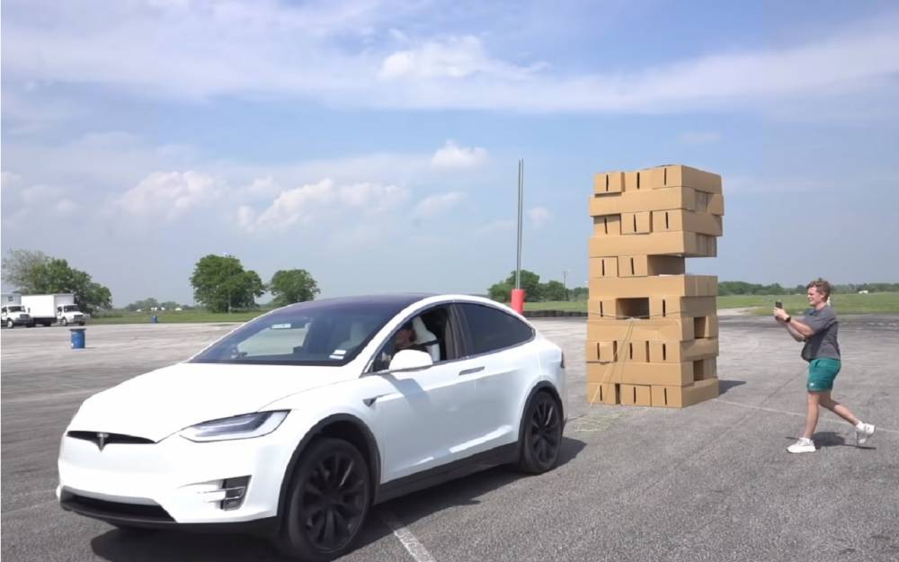 Tesla Model X играет в Дженгу