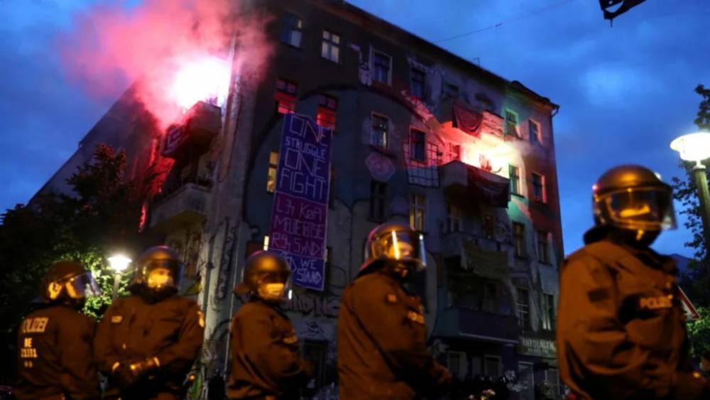 Первое мая в Берлине: левые радикалы устраивают акции протеста и нападают на полицейских