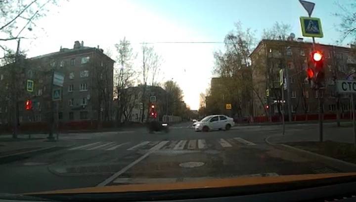 Момент гибели мотоциклиста на юго-востоке Москвы попал на видео