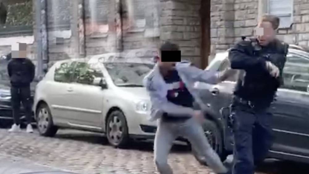 В Берлине молодой араб напал на полицейского, оплевал и ударил его