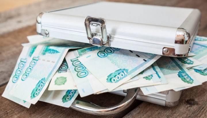 Питерская пенсионерка сбросила из окна 100 тысяч рублей мошеннику