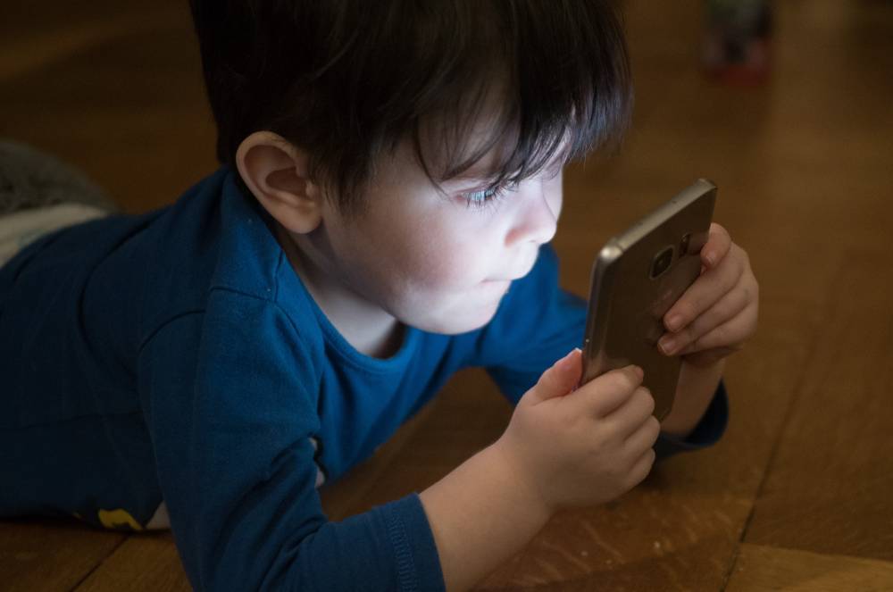 Дети начали чаще звонить по телефону доверия в условиях самоизоляции - vm.ru