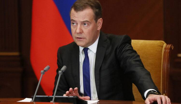 Медведев предложил изменить трудовое законодательство из-за коронавируса