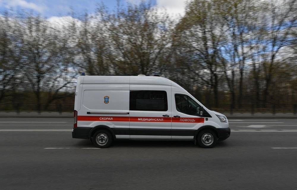 Легковушка на большой скорости врезалась в автобус на западе Москвы