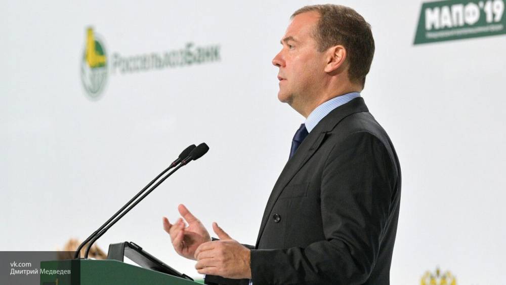 Медведев предложил заняться совершенствованием трудового законодательства