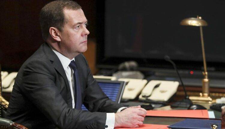 Медведев допустил корректировку трудового законодательства после пандемии