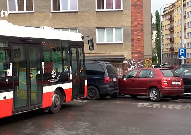 Покатившийся без водителя автобус повредил припаркованные авто в Праге
