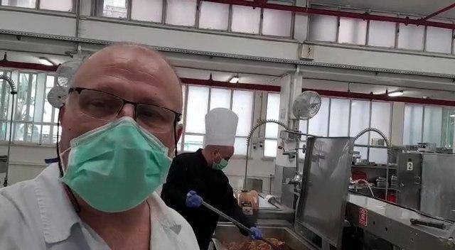 Видео с больничной кухни: вот чем кормят в Израиле пациентов с коронавирусом
