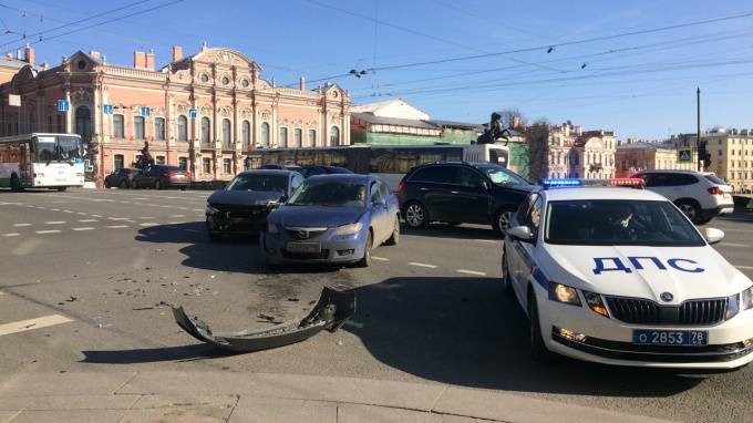 Два автомобиля столкнулись недалеко от Аничкова моста на Невском проспекте