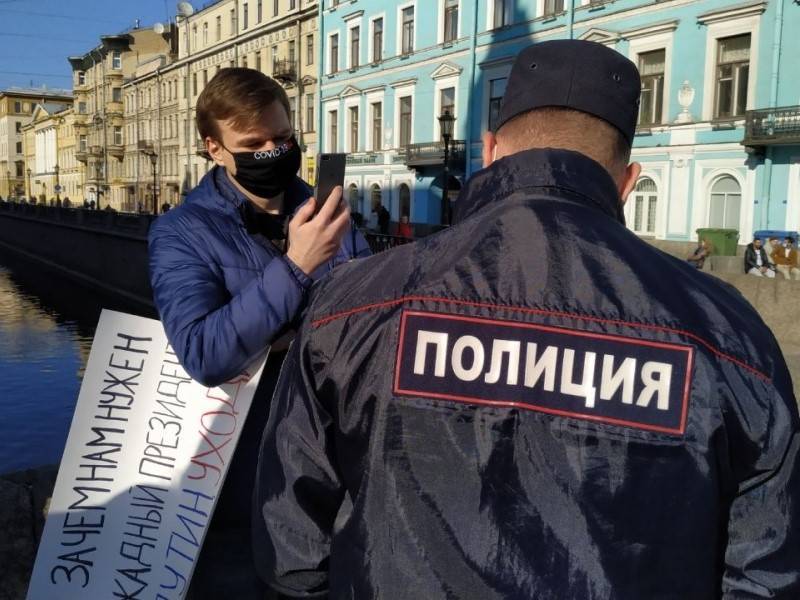 В Петербурге задержали активиста с плакатом "Зачем нам нужен жадный президент?"
