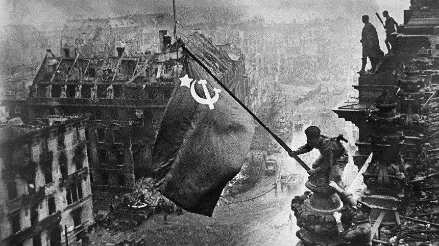 В Facebook объяснили удаление снимков со знаменем Победы над Рейхстагом