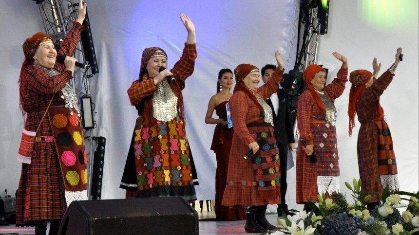 Солистка «Бурановских бабушек» поздравила ветеранов с Днем Победы