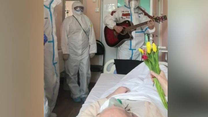 Врачи московской больницы поздравили своих пациентов-ветеранов с праздником Победы