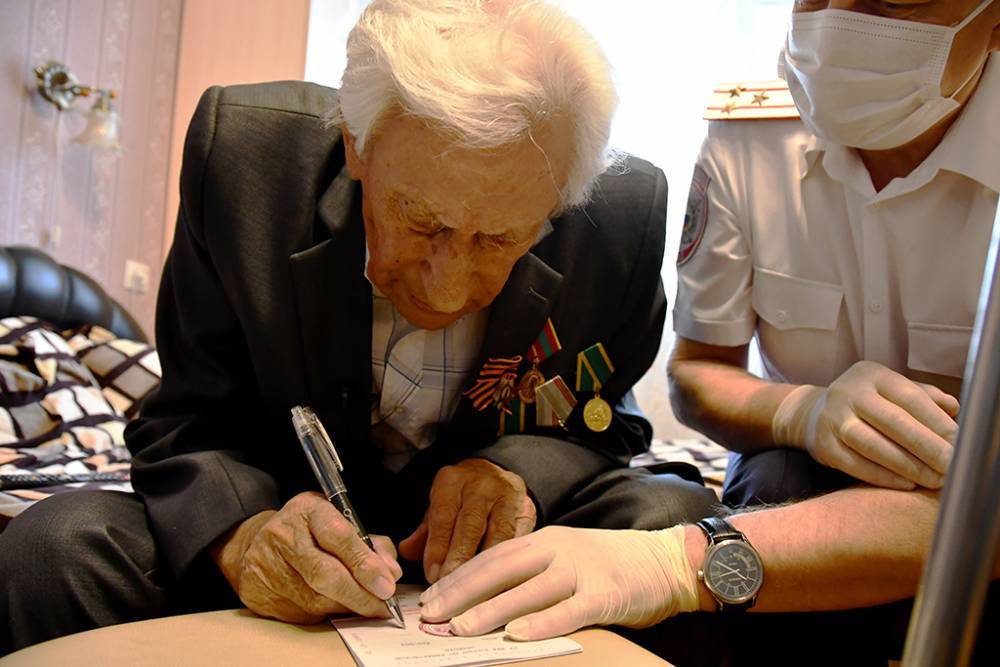 В Кузбассе полицейские помогли 94-летнему ветерану получить российское гражданство