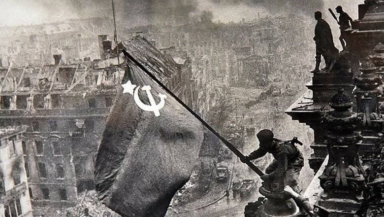 "По ошибке": Facebook извинился за удаление фото советского знамени над Рейхстагом