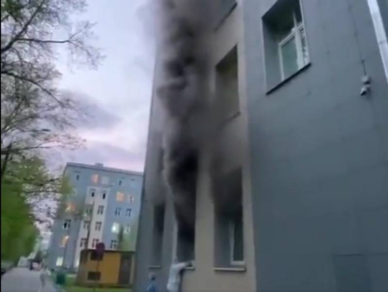 Пожар в больнице, МВД и "Побои" и самоизоляция Петербурга. Главное к утру 10 мая