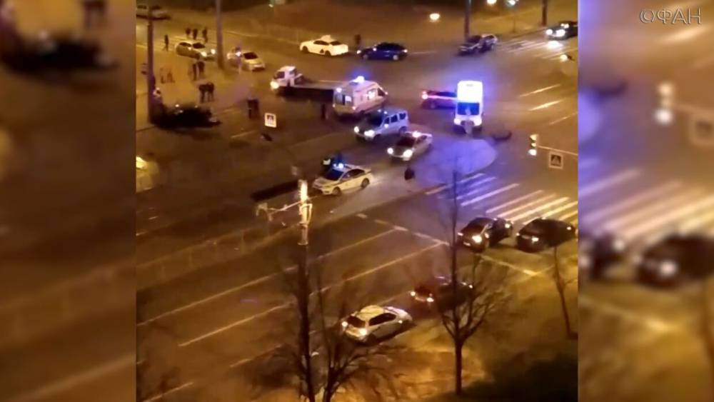 Человек погиб в тройном ДТП с такси на севере Петербурга.