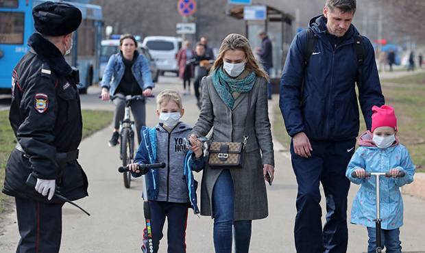 Россиянам во время режима самоизоляции могут разрешить прогулки с детьми и занятия спортом