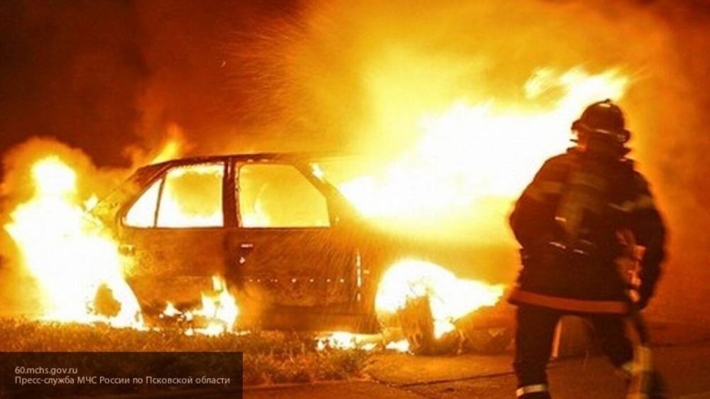 Момент с возгоранием жилого дома и иномарки под Магаданом попал на видео