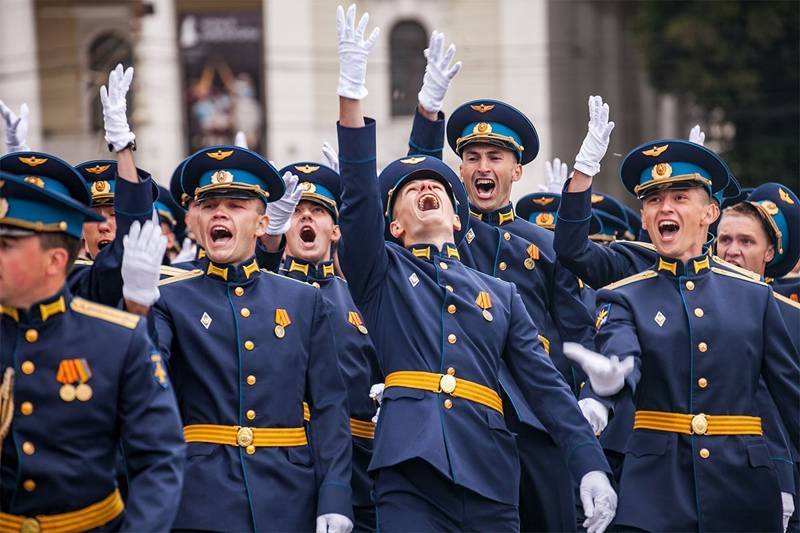 Выпускники военных вузов получили офицерские погоны в День Победы