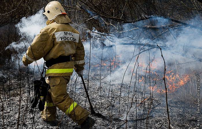 Площадь пожара на территории бывшего арсенала в Пугачеве выросла в 1,5 раза