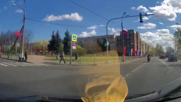 Момент аварии с мотоциклистом в окрестностях Петербурга попал на видео