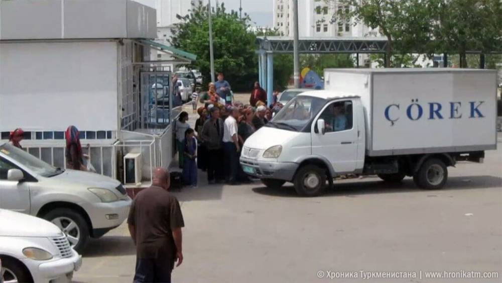 В Дашогузском велаяте женщины атаковали хякима из-за дефицита муки