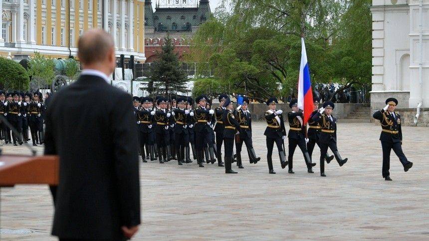 Путин провел смотр Президентского полка в День Победы