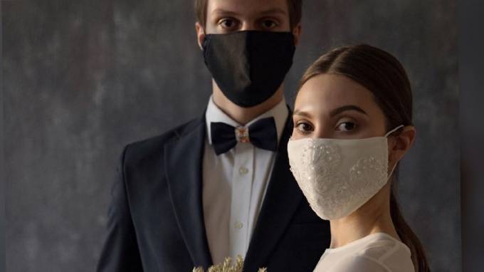 Молодоженам из Петербурга предлагают свадебные маски