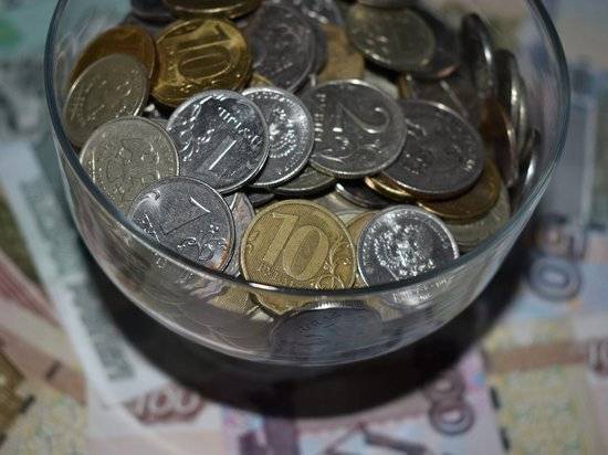 Экономист призвал раздать малоимущим «живые деньги», пока они еще есть