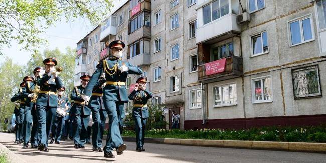 Бессмертный полк, Окна Победы и песни на балконах: как россияне отметили великий праздник в условиях самоизоляции