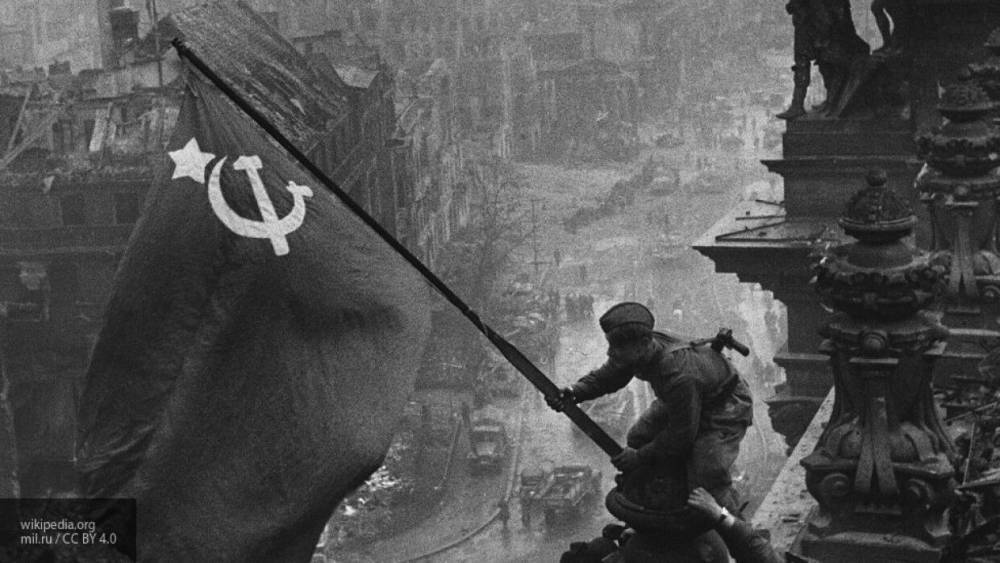 Facebook попался на блокировке фото "Знамени Победы над Рейхстагом"
