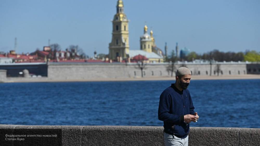 Петербуржцев обяжут носить маски и перчатки в общественных местах
