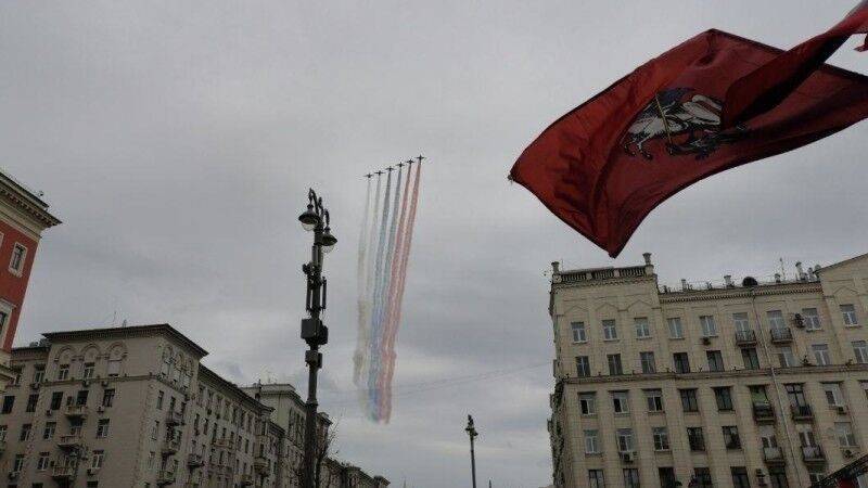 Летчик Попов заявил, что авиапарад в честь Дня Победы поднял россиянам дух