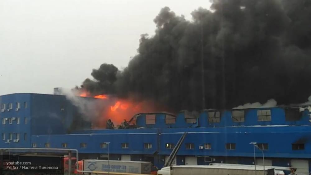Продуктовый склад горит на северо-востоке Красноярска