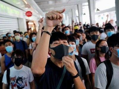 Сотни протестующих безуспешно попытались провести акции в торговых центрах в Гонконге