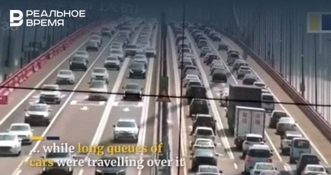 В Китае мост начал ходить волной — видео