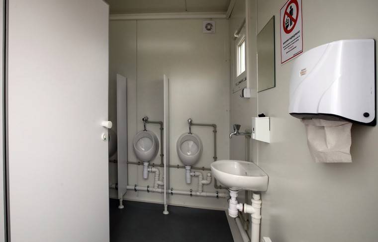 Британская школьница добилась отмены «туалетных мер» для трансгендеров