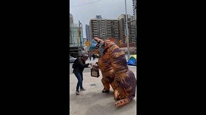 В Канаде динозавры раздают прохожим защитные маски