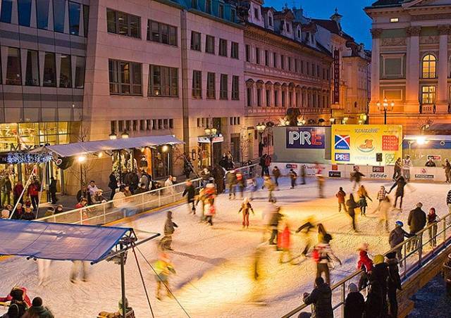 В центре Праги откроют бесплатный каток